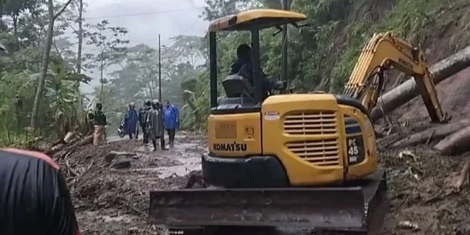 3.522 Warga Desa Tempur Jepara Terisolasi Akibat Longsor