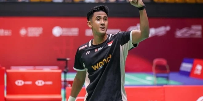 Alwi Farhan Kalungkan Medali Emas untuk Pelatih Indra Wijaya