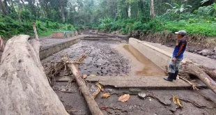 Banjir Bandang Guci Tegal Rusak Kolam dan Jembatan Vital