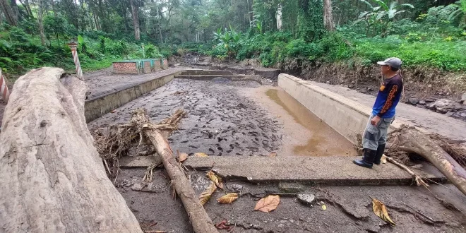 Banjir Bandang Guci Tegal Rusak Kolam dan Jembatan Vital