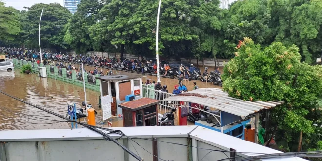 Banjir Jakarta Pagi Ini: 28 RT dan 6 Jalan Terendam Parah