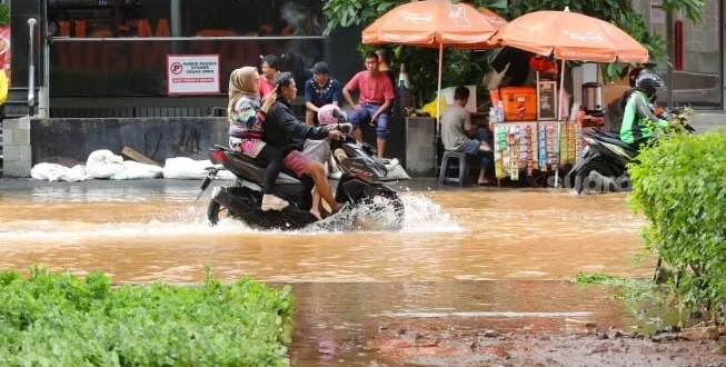 Banjir Rendam Jalan Boulevard Kelapa Gading, Dampak & Penanganan