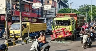 Kecelakaan Truk Tronton di Flyover Ciputat, Arus Lalin Macet Total