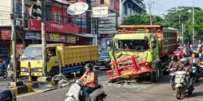 Kecelakaan Truk Tronton di Flyover Ciputat, Arus Lalin Macet Total