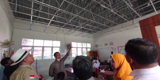 Plafon Ambruk di SMPN 60 Surabaya, Evakuasi 11 Kelas Cepat