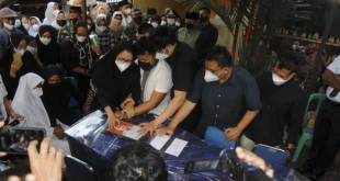 Suasana Haru Kedatangan Jenazah Pilot ATR 42-500 di Tangerang