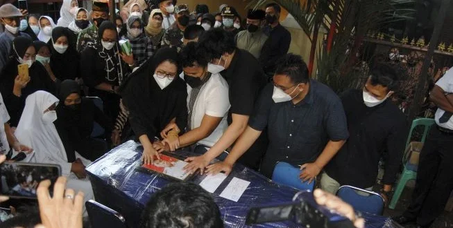 Suasana Haru Kedatangan Jenazah Pilot ATR 42-500 di Tangerang