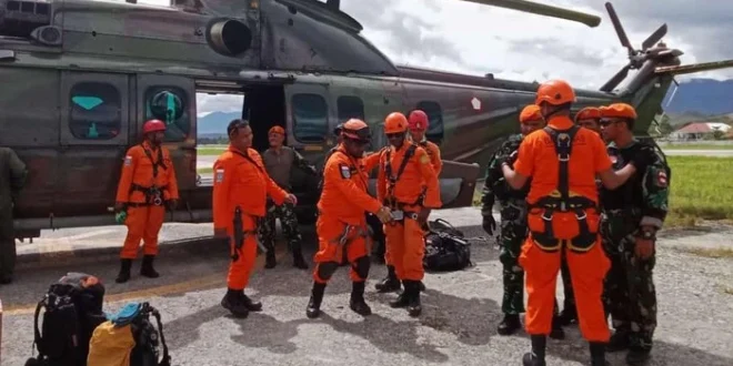 Tim SAR Evakuasi Korban Pesawat ATR 42 di Gunung Bulusaraung